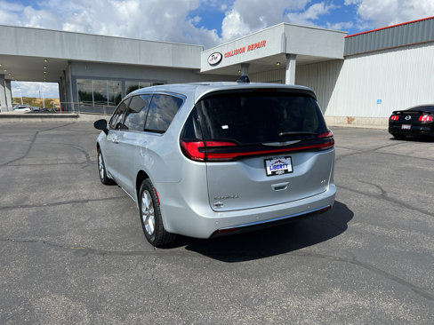 Used 2023 Chrysler Pacifica Touring-L image 3