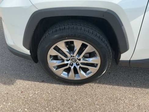 Used 2021 Toyota RAV4 XLE Premium image 9