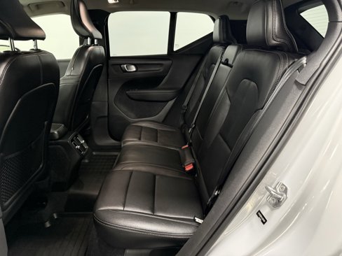 Used 2020 Volvo XC40 T5 Momentum w/ Premium Package image 18