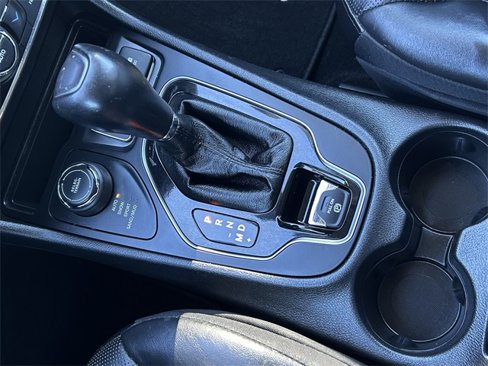Used 2019 Jeep Cherokee Limited w/ Luxury Group image 16