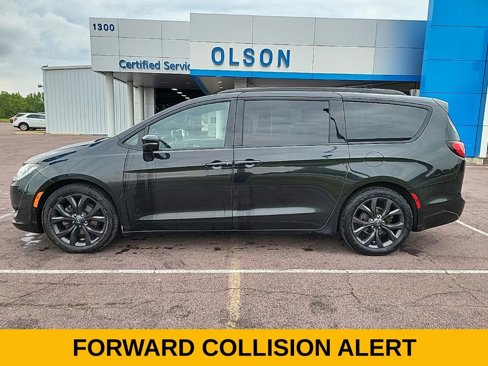 Used 2018 Chrysler Pacifica Limited image 3