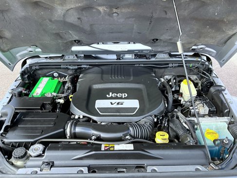 Used 2015 Jeep Wrangler Unlimited Rubicon w/ Connectivity Group image 24