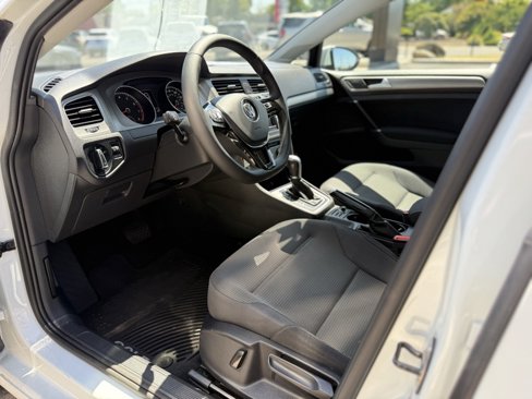 Used 2017 Volkswagen Golf SportWagen image 13