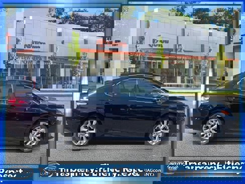 Used 2020 Toyota Camry LE image 5