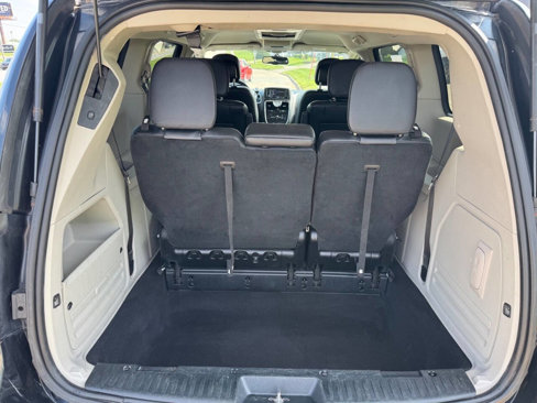 Used 2014 Chrysler Town & Country Touring image 10