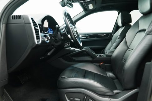Used 2022 Porsche Cayenne w/ Premium Package image 19