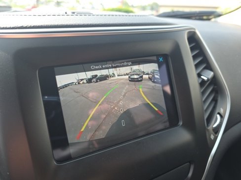 Used 2019 Jeep Cherokee Latitude Plus w/ Comfort/Convenience Group image 25