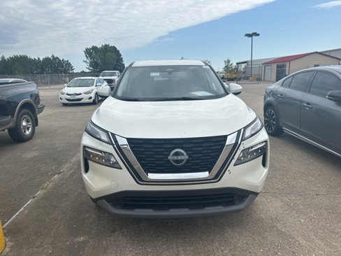Used 2023 Nissan Rogue SV image 2