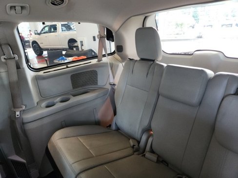 Used 2014 Chrysler Town & Country Touring image 15