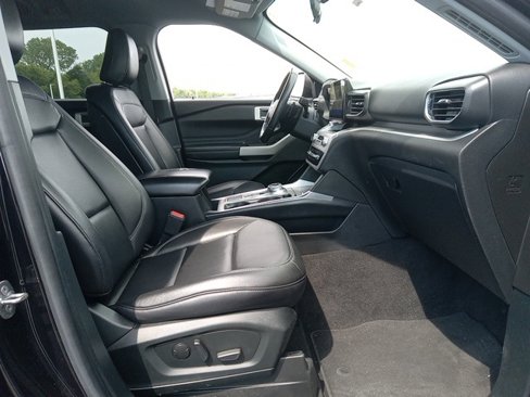 Used 2020 Ford Explorer XLT w/ Equipment Group 202A image 9