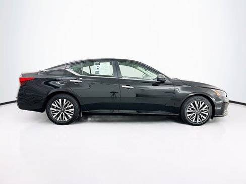Used 2024 Nissan Altima 2.5 SV image 10