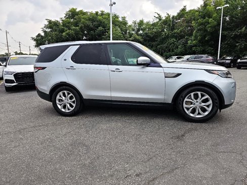 Used 2018 Land Rover Discovery SE image 18