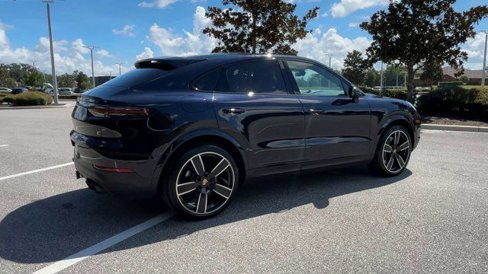 Certified 2023 Porsche Cayenne Platinum Edition image 8