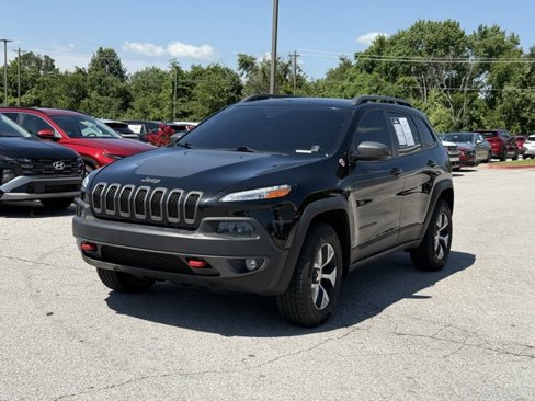 Used 2018 Jeep Cherokee Trailhawk image 3