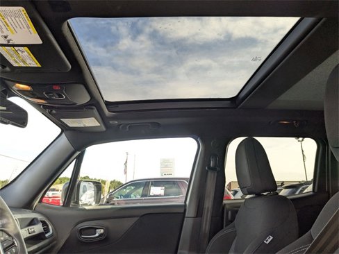 Used 2021 Jeep Renegade Latitude w/ Sun & Sound Group image 28
