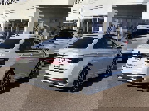 Certified 2025 Volkswagen Jetta SE image 6