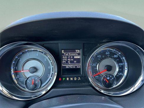 Used 2016 Chrysler Town & Country Touring-L image 15