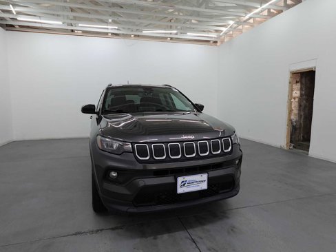 Used 2022 Jeep Compass Latitude image 3