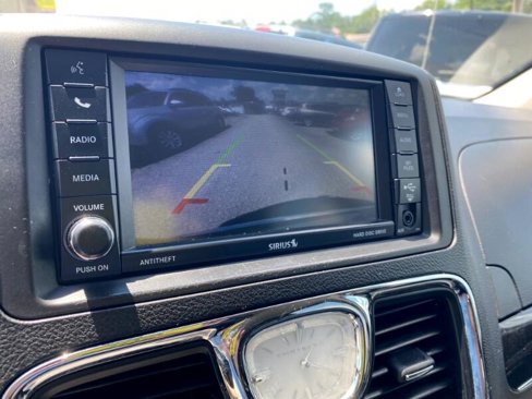 Used 2016 Chrysler Town & Country Touring image 21