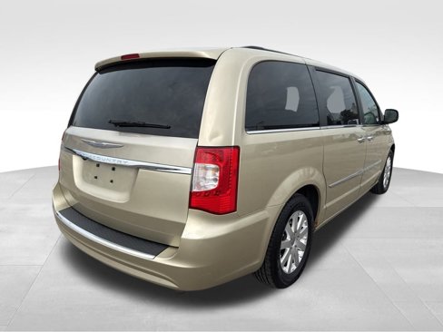 Used 2011 Chrysler Town & Country Touring-L image 6