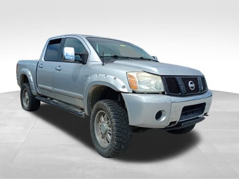 Used 2005 Nissan Titan LE w/ (U01) Nissan Navigation Pkg image 3