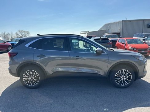 New 2025 Ford Escape SE image 9
