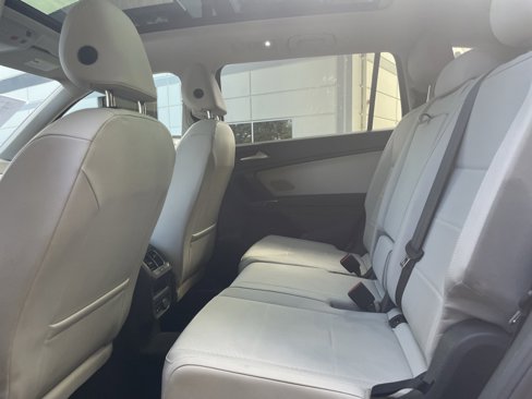 Used 2018 Volkswagen Tiguan SE w/ Panoramic Sunroof Package image 18