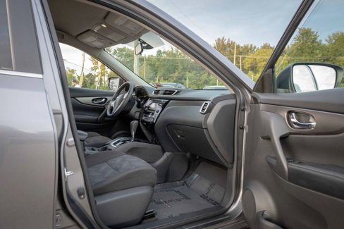 Used 2015 Nissan Rogue SV image 24