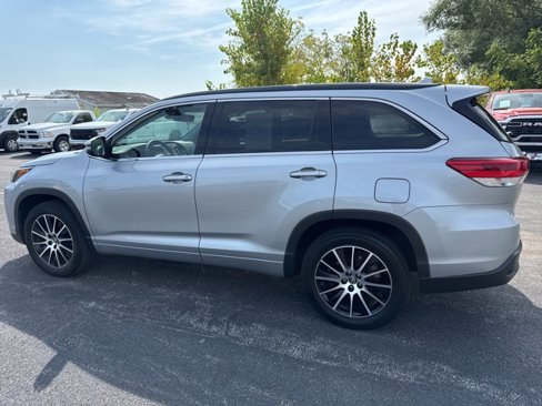 Used 2017 Toyota Highlander SE image 4