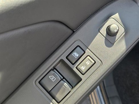 Used 2025 Nissan Frontier SV image 15