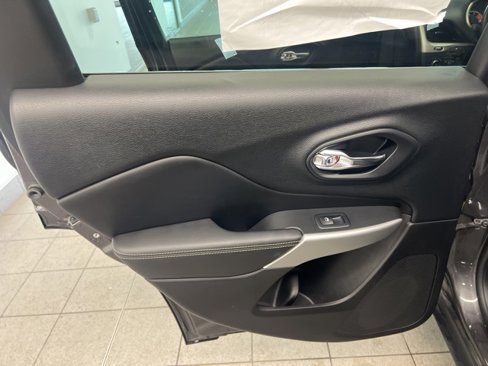 Used 2018 Jeep Compass Limited w/ Navigation Group image 17