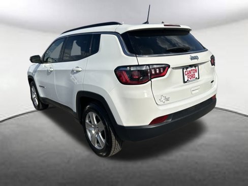 Used 2022 Jeep Compass Latitude image 3