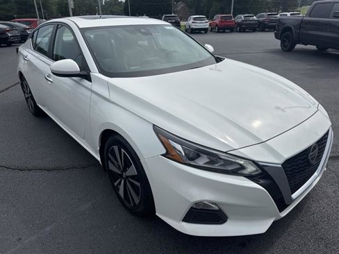 Used 2022 Nissan Altima 2.5 SV w/ SV Premium Package image 3