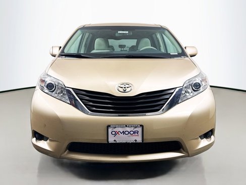 Used 2012 Toyota Sienna LE image 2