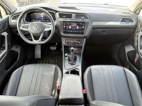 Used 2024 Volkswagen Tiguan SE image 19
