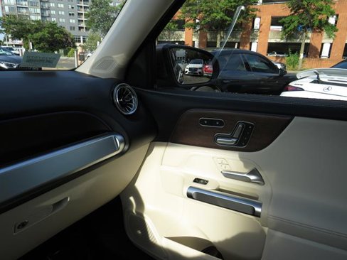 Certified 2022 Mercedes-Benz GLB 250 4MATIC image 16