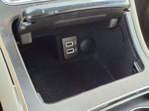 Used 2017 Lincoln Continental Select image 8