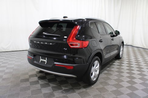 Used 2022 Volvo XC40 T4 Momentum image 22