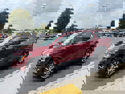 Used 2017 GMC Acadia SLE image 1