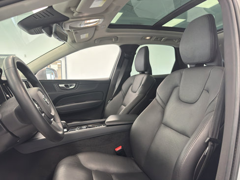 Used 2023 Volvo XC60 B5 Plus image 17