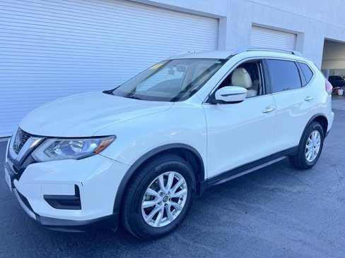 Used 2018 Nissan Rogue SV image 2