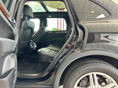 Used 2014 Porsche Cayenne Platinum Edition image 16