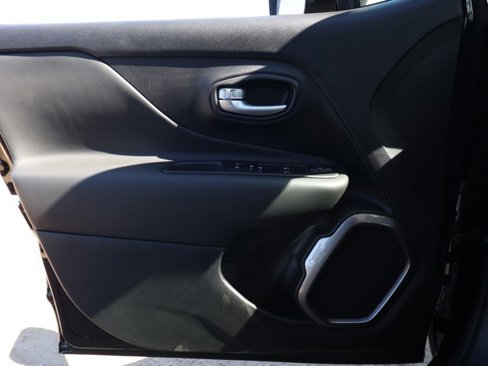 New 2023 Jeep Renegade Latitude w/ Sun & Fun Group image 22