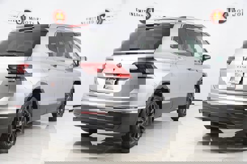 Used 2022 Volkswagen Tiguan SE image 3