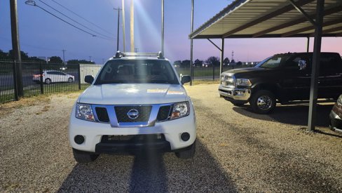 Used 2019 Nissan Frontier SV image 2