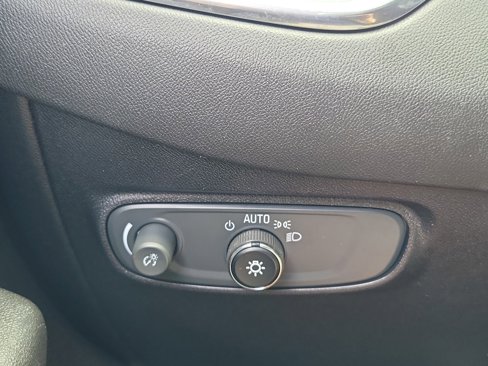 Used 2018 Chevrolet Equinox LT image 26