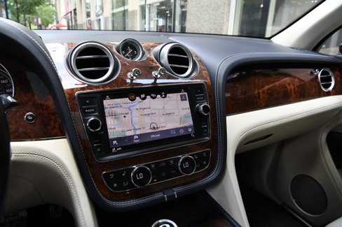 Used 2018 Bentley Bentayga image 16