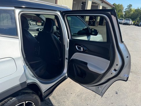 Used 2025 Jeep Compass Limited image 33