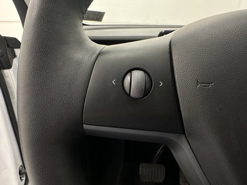 Used 2021 Tesla Model Y Long Range image 23