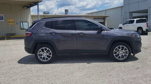 Used 2024 Jeep Compass Latitude image 9
